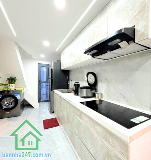 CHỈ 5,1 TỶ – TRUNG TÂM QUẬN 10 – 3 TẦNG – FULL NỘI THẤT - 3PN – 3WC  Nhà đẹp 2 mặt hẻm – vị trí đỉnh – dọn vào ở ngay! Diện tích: 3.5 × 8m – 26m² - 3 tầng - 3PN – 3WC – phòng khách – bếp. Tặng full nội thất – vào ở liền