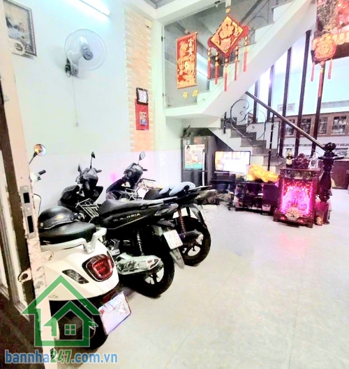 CHỈ 4,8 TỶ – HẺM 4M THÔNG – ĐƯỜNG SỐ 14, BHH A – 4 TẦNG – 4PN - 4WC Căn nhà giá tốt – nhiều phòng – phù hợp gia đình đông người hoặc cho thuê! Diện tích: 40m² (4 × 10m) – sổ vuông vức Kết cấu: 4 tầng (trệt + 2 lầu + sân thượng) Công năng: 4PN – 4WC Hẻm 4m