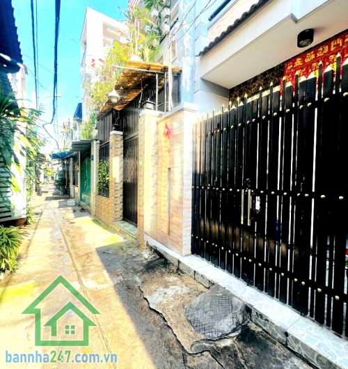 CHỈ 4,8 TỶ – HẺM 4M THÔNG – ĐƯỜNG SỐ 14, BHH A – 4 TẦNG – 4PN - 4WC Căn nhà giá tốt – nhiều phòng – phù hợp gia đình đông người hoặc cho thuê! Diện tích: 40m² (4 × 10m) – sổ vuông vức Kết cấu: 4 tầng (trệt + 2 lầu + sân thượng) Công năng: 4PN – 4WC Hẻm 4m
