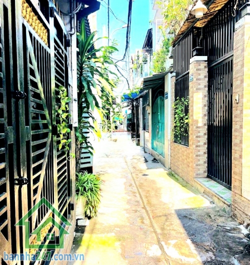 CHỈ 4,8 TỶ – HẺM 4M THÔNG – ĐƯỜNG SỐ 14, BHH A – 4 TẦNG – 4PN - 4WC Căn nhà giá tốt – nhiều phòng – phù hợp gia đình đông người hoặc cho thuê! Diện tích: 40m² (4 × 10m) – sổ vuông vức Kết cấu: 4 tầng (trệt + 2 lầu + sân thượng) Công năng: 4PN – 4WC Hẻm 4m