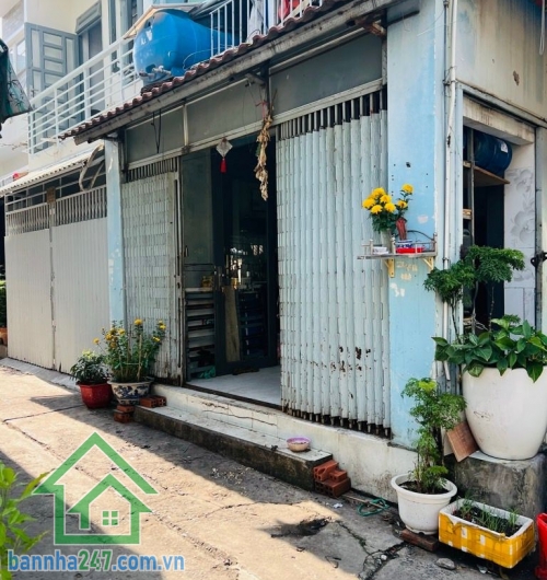 CHỈ 4,8 TỶ – HẺM 4M THÔNG – ĐƯỜNG SỐ 14, BHH A – 4 TẦNG – 4PN - 4WC Căn nhà giá tốt – nhiều phòng – phù hợp gia đình đông người hoặc cho thuê! Diện tích: 40m² (4 × 10m) – sổ vuông vức Kết cấu: 4 tầng (trệt + 2 lầu + sân thượng) Công năng: 4PN – 4WC Hẻm 4m
