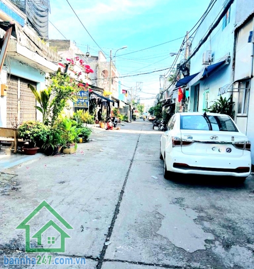 CHỈ 4,8 TỶ – HẺM 4M THÔNG – ĐƯỜNG SỐ 14, BHH A – 4 TẦNG – 4PN - 4WC Căn nhà giá tốt – nhiều phòng – phù hợp gia đình đông người hoặc cho thuê! Diện tích: 40m² (4 × 10m) – sổ vuông vức Kết cấu: 4 tầng (trệt + 2 lầu + sân thượng) Công năng: 4PN – 4WC Hẻm 4m