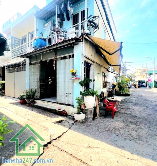 CHỈ 4,8 TỶ – HẺM 4M THÔNG – ĐƯỜNG SỐ 14, BHH A – 4 TẦNG – 4PN - 4WC Căn nhà giá tốt – nhiều phòng – phù hợp gia đình đông người hoặc cho thuê! Diện tích: 40m² (4 × 10m) – sổ vuông vức Kết cấu: 4 tầng (trệt + 2 lầu + sân thượng) Công năng: 4PN – 4WC Hẻm 4m