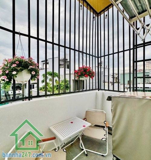 CHỈ 3,68 TỶ – TRUNG TÂM CMT8 – 4 TẦNG BTCT – FULL NỘI THẤT – DÒNG TIỀN TỐT - 3PN – 4WC riêng Căn nhà “giá hiếm” ngay trung tâm – vừa ở vừa cho thuê cực ổn! Kết cấu: 1 trệt 3 lầu – mái đúc BTCT kiên cố Công năng: 3PN – 4WC riêng từng phòng Có ban công – sâ