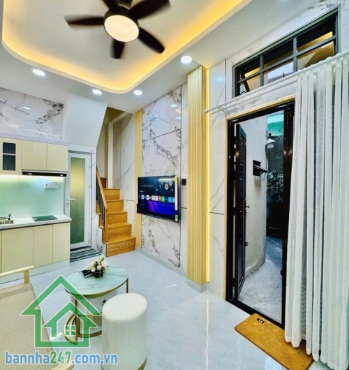 CHỈ 3,68 TỶ – TRUNG TÂM CMT8 – 4 TẦNG BTCT – FULL NỘI THẤT – DÒNG TIỀN TỐT - 3PN – 4WC riêng Căn nhà “giá hiếm” ngay trung tâm – vừa ở vừa cho thuê cực ổn! Kết cấu: 1 trệt 3 lầu – mái đúc BTCT kiên cố Công năng: 3PN – 4WC riêng từng phòng Có ban công – sâ