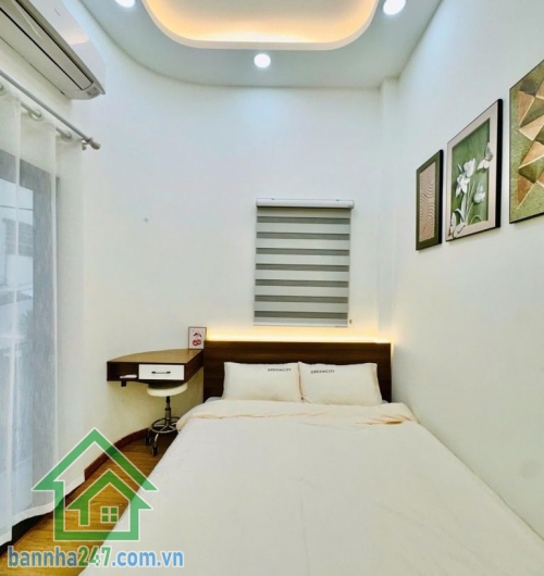 CHỈ 3,68 TỶ – TRUNG TÂM CMT8 – 4 TẦNG BTCT – FULL NỘI THẤT – DÒNG TIỀN TỐT - 3PN – 4WC riêng Căn nhà “giá hiếm” ngay trung tâm – vừa ở vừa cho thuê cực ổn! Kết cấu: 1 trệt 3 lầu – mái đúc BTCT kiên cố Công năng: 3PN – 4WC riêng từng phòng Có ban công – sâ