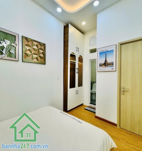 CHỈ 3,68 TỶ – TRUNG TÂM CMT8 – 4 TẦNG BTCT – FULL NỘI THẤT – DÒNG TIỀN TỐT - 3PN – 4WC riêng Căn nhà “giá hiếm” ngay trung tâm – vừa ở vừa cho thuê cực ổn! Kết cấu: 1 trệt 3 lầu – mái đúc BTCT kiên cố Công năng: 3PN – 4WC riêng từng phòng Có ban công – sâ