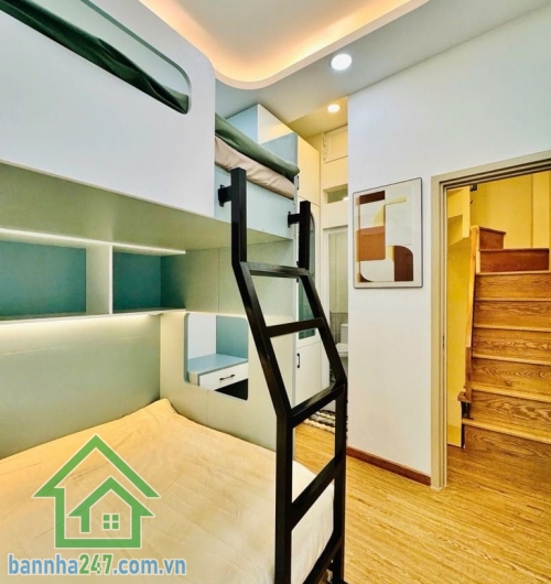 CHỈ 3,68 TỶ – TRUNG TÂM CMT8 – 4 TẦNG BTCT – FULL NỘI THẤT – DÒNG TIỀN TỐT - 3PN – 4WC riêng Căn nhà “giá hiếm” ngay trung tâm – vừa ở vừa cho thuê cực ổn! Kết cấu: 1 trệt 3 lầu – mái đúc BTCT kiên cố Công năng: 3PN – 4WC riêng từng phòng Có ban công – sâ