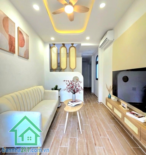 CHỈ 4,75 TỶ – NHÀ MỚI ĐẸP – GẦN PHAN XÍCH LONG – PHAN ĐĂNG LƯU Căn nhà xinh xắn trung tâm Phú Nhuận – giá mềm, ở là mê! Kết cấu: Trệt + 2 lầu + sân thượng. 2PN - 3WC