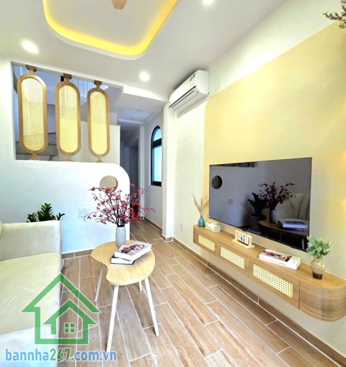 CHỈ 4,75 TỶ – NHÀ MỚI ĐẸP – GẦN PHAN XÍCH LONG – PHAN ĐĂNG LƯU Căn nhà xinh xắn trung tâm Phú Nhuận – giá mềm, ở là mê! Kết cấu: Trệt + 2 lầu + sân thượng. 2PN - 3WC