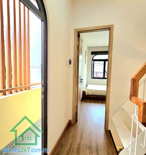 CHỈ 4,75 TỶ – NHÀ MỚI ĐẸP – GẦN PHAN XÍCH LONG – PHAN ĐĂNG LƯU Căn nhà xinh xắn trung tâm Phú Nhuận – giá mềm, ở là mê! Kết cấu: Trệt + 2 lầu + sân thượng. 2PN - 3WC