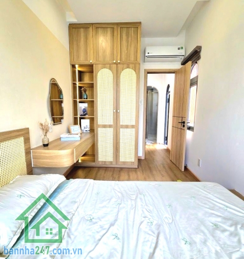 CHỈ 4,75 TỶ – NHÀ MỚI ĐẸP – GẦN PHAN XÍCH LONG – PHAN ĐĂNG LƯU Căn nhà xinh xắn trung tâm Phú Nhuận – giá mềm, ở là mê! Kết cấu: Trệt + 2 lầu + sân thượng. 2PN - 3WC