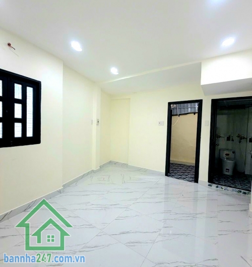 CHỈ 4,58 TỶ – KHU HIẾM NHÀ VƯỜN LÀI, QUẬN 10 – 3 TẦNG – NỞ HẬU - 2PN – 3WC Căn nhà trung tâm Quận 10 – nhỏ xinh nhưng “cực có giá trị”! Diện tích: 22m² (2.8 × 6) Nở Hậu 4,7m Mob 0933144037