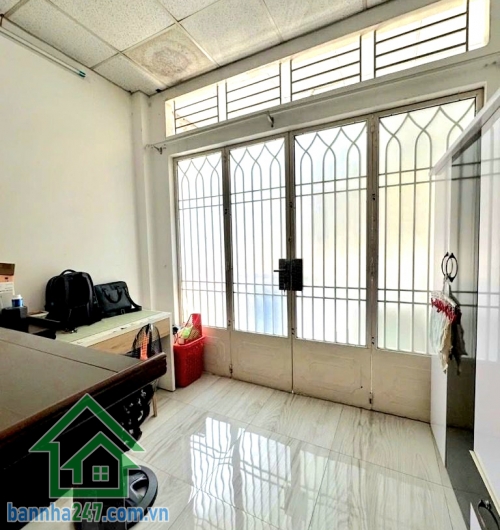 CHỈ 5,6 TỶ (TL) – HXH GẦN MT LÝ THƯỜNG KIỆT – GIÁP QUẬN 10 – 3 TẦNG BTCT - 4PN – 3WC Căn nhà vị trí “đắc địa hiếm có” – vừa ở vừa có dòng tiền sẵn! 3 tầng BTCT kiên cố Công năng: 4PN – 3WC. Hiện trạng: đang cho thuê 12tr/tháng (trước 14tr/tháng). Hẻm xe h