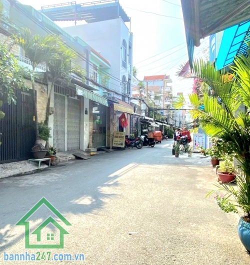 CHỈ 5,6 TỶ (TL) – HXH GẦN MT LÝ THƯỜNG KIỆT – GIÁP QUẬN 10 – 3 TẦNG BTCT - 4PN – 3WC Căn nhà vị trí “đắc địa hiếm có” – vừa ở vừa có dòng tiền sẵn! 3 tầng BTCT kiên cố Công năng: 4PN – 3WC. Hiện trạng: đang cho thuê 12tr/tháng (trước 14tr/tháng). Hẻm xe h