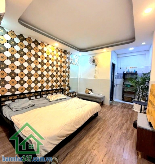 CHỈ 4,6 TỶ (TL) – PHỐ TÂY BÙI VIỆN – SÁT MẶT TIỀN – NGANG 4.2M - 2PN – 2WC Căn nhà trung tâm Quận 1 – vị trí “hái ra tiền” – cực kỳ hiếm! Diện tích: ~21m² (4.2 × 5m) Diện tích sử dụng: ~30m². Kết cấu: 1 trệt 1 lầu. Công năng: 2PN – 2WC – phòng khách – bếp