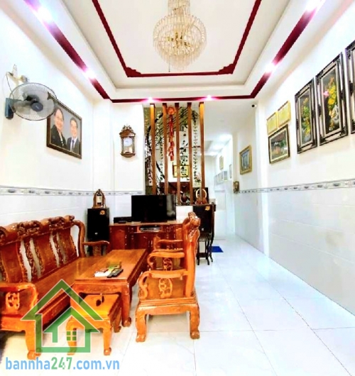 CHỈ 8,5 TỶ – HXH BỜ BAO TÂN THẮNG – NGAY AEON MALL TÂN PHÚ - 3 TẦNG – 4x16 – 3PN 3WC – Ở NGAY Diện tích: 4m x 16m – đất vuông vức, công nhận đủ Kết cấu: 1 trệt + 2 lầu – BTCT kiên cố - 3PN – 3WC. Phòng khách rộng – bếp thoáng