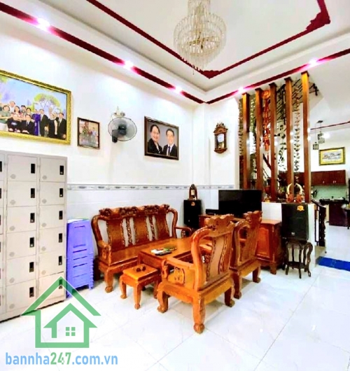 CHỈ 8,5 TỶ – HXH BỜ BAO TÂN THẮNG – NGAY AEON MALL TÂN PHÚ - 3 TẦNG – 4x16 – 3PN 3WC – Ở NGAY Diện tích: 4m x 16m – đất vuông vức, công nhận đủ Kết cấu: 1 trệt + 2 lầu – BTCT kiên cố - 3PN – 3WC. Phòng khách rộng – bếp thoáng