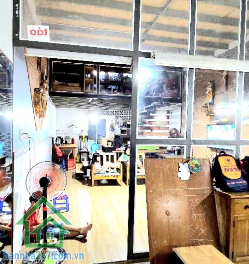 CHỈ 4,4 TỶ – HXH LÊ VĂN KHƯƠNG – 88M² (4x22) - CẤP 4 - 2PN - 2WC Diện tích hiếm: 88m² ngang 4m dài 22m Hẻm xe hơi vào tận nhà Nhà cấp 4 gồm: 2PN – 2WC ✔ Sân để xe rộbg rãi