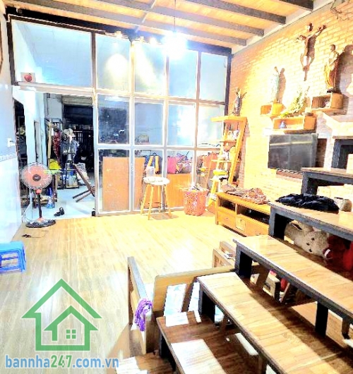 CHỈ 4,4 TỶ – HXH LÊ VĂN KHƯƠNG – 88M² (4x22) - CẤP 4 - 2PN - 2WC Diện tích hiếm: 88m² ngang 4m dài 22m Hẻm xe hơi vào tận nhà Nhà cấp 4 gồm: 2PN – 2WC ✔ Sân để xe rộbg rãi