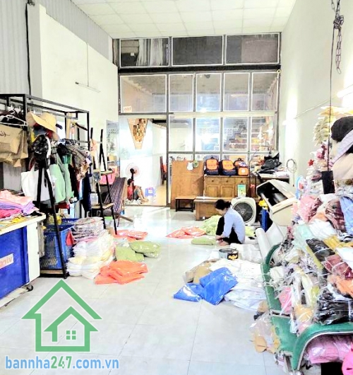 CHỈ 4,4 TỶ – HXH LÊ VĂN KHƯƠNG – 88M² (4x22) - CẤP 4 - 2PN - 2WC Diện tích hiếm: 88m² ngang 4m dài 22m Hẻm xe hơi vào tận nhà Nhà cấp 4 gồm: 2PN – 2WC ✔ Sân để xe rộbg rãi
