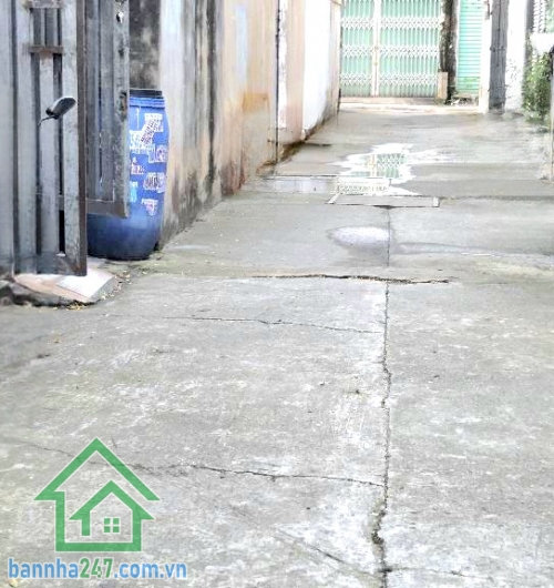 CHỈ 4,4 TỶ – HXH LÊ VĂN KHƯƠNG – 88M² (4x22) - CẤP 4 - 2PN - 2WC Diện tích hiếm: 88m² ngang 4m dài 22m Hẻm xe hơi vào tận nhà Nhà cấp 4 gồm: 2PN – 2WC ✔ Sân để xe rộbg rãi