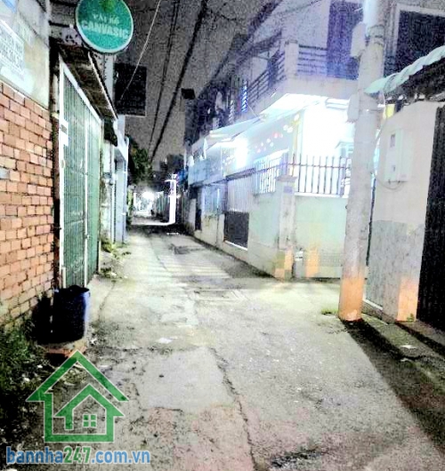 CHỈ 4,4 TỶ – HXH LÊ VĂN KHƯƠNG – 88M² (4x22) - CẤP 4 - 2PN - 2WC Diện tích hiếm: 88m² ngang 4m dài 22m Hẻm xe hơi vào tận nhà Nhà cấp 4 gồm: 2PN – 2WC ✔ Sân để xe rộbg rãi