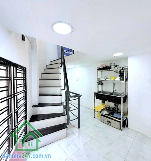 CHỈ 4,95 TỶ – NGAY CHỢ TÂN ĐỊNH – Q1 – HXH THÔNG – 4 TẦNG Căn nhà trung tâm hiếm – vừa ở vừa khai thác dòng tiền cực tốt! Diện tích: 18,8m² Kết cấu: 4 Tầng  (1 trệt + 1 lửng + 2 lầu)
