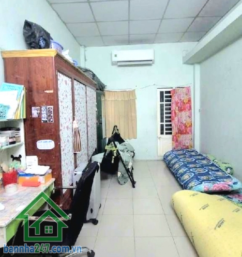 CHỈ 2,29 TỶ – NHÀ NHỎ XINH TÂY SƠN – SÁT CHỢ TÂN HƯƠNG Vị trí cực tiện: cách mặt tiền chỉ 5m – ngay khu Tây Sơn, Tân Phú Diện tích: 15.8m² (3.1 x 5) DT sử dụng: 34.1m²