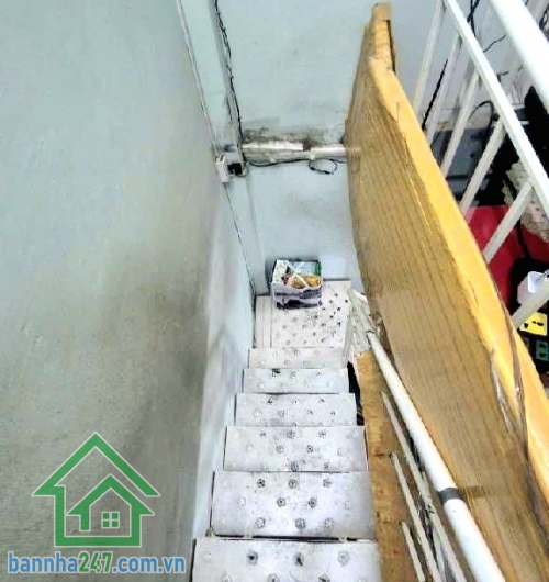 CHỈ 2,29 TỶ – NHÀ NHỎ XINH TÂY SƠN – SÁT CHỢ TÂN HƯƠNG Vị trí cực tiện: cách mặt tiền chỉ 5m – ngay khu Tây Sơn, Tân Phú Diện tích: 15.8m² (3.1 x 5) DT sử dụng: 34.1m²