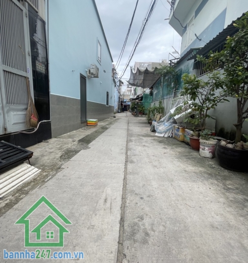 CHỈ 3,2 TỶ – NHÀ ĐẸP Ở LIỀN – HẺM XE TẢI – BÌNH TÂN • Diện tích: 4m x 12m – 48m² • Kết cấu: 1 trệt – 1 lầu • Công năng: 2 phòng ngủ – 2 WC • Nhà đẹp, gọn gàng, vào ở ngay • Hẻm ô tô – xe tải thông tứ tung • Khu dân cư đông đúc, an ninh Ưu điểm: • Nhà đang