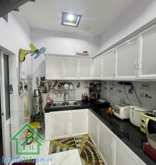 CHỈ 3,2 TỶ – NHÀ ĐẸP Ở LIỀN – HẺM XE TẢI – BÌNH TÂN • Diện tích: 4m x 12m – 48m² • Kết cấu: 1 trệt – 1 lầu • Công năng: 2 phòng ngủ – 2 WC • Nhà đẹp, gọn gàng, vào ở ngay • Hẻm ô tô – xe tải thông tứ tung • Khu dân cư đông đúc, an ninh Ưu điểm: • Nhà đang