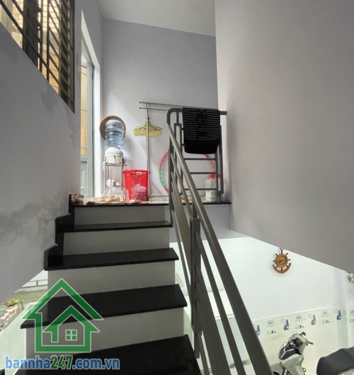CHỈ 3,2 TỶ – NHÀ ĐẸP Ở LIỀN – HẺM XE TẢI – BÌNH TÂN • Diện tích: 4m x 12m – 48m² • Kết cấu: 1 trệt – 1 lầu • Công năng: 2 phòng ngủ – 2 WC • Nhà đẹp, gọn gàng, vào ở ngay • Hẻm ô tô – xe tải thông tứ tung • Khu dân cư đông đúc, an ninh Ưu điểm: • Nhà đang