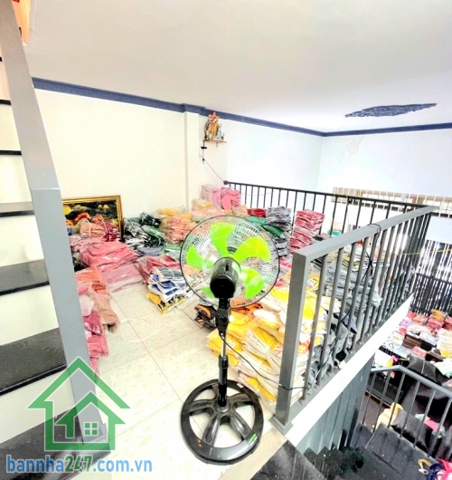 CHỈ 4,2 TỶ – 3 TẦNG – HXH TRÁNH THÔNG – GẦN AEON TÂN PHÚ - 2PN - 2WC Căn nhà giá tốt – vị trí đẹp – vừa ở vừa kinh doanh cực tiện! Diện tích: 32m² (4 × 8m) Mob 0933144037