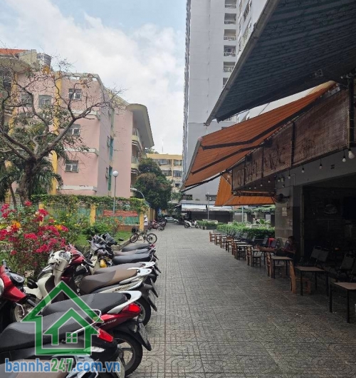CHỈ 3,95 TỶ – CĂN HỘ BÀU CÁT 2 – TẦNG 11 – THANG MÁY – VIEW THOÁNG - 2PN - 3WC Thông tin căn hộ: • Diện tích: 60m² • Kết cấu: 2 phòng ngủ – 2 WC • Phòng khách, bếp, ban công thoáng mát • Nội thất đầy đủ – vào ở ngay