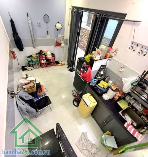 CHỈ 2,35 TỶ – NHÀ NHỎ XINH, VỊ TRÍ ĐẸP NGAY TRUNG TÂM TÂN PHÚ Gần chợ Tân Hương – tiện ích bủa vây, bước chân là tới! Diện tích: 15m² (5,2 x 2,5) Kết cấu: 1 Trệt + 1 Lầu