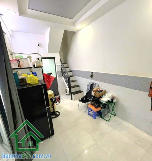 CHỈ 2,35 TỶ – NHÀ NHỎ XINH, VỊ TRÍ ĐẸP NGAY TRUNG TÂM TÂN PHÚ Gần chợ Tân Hương – tiện ích bủa vây, bước chân là tới! Diện tích: 15m² (5,2 x 2,5) Kết cấu: 1 Trệt + 1 Lầu