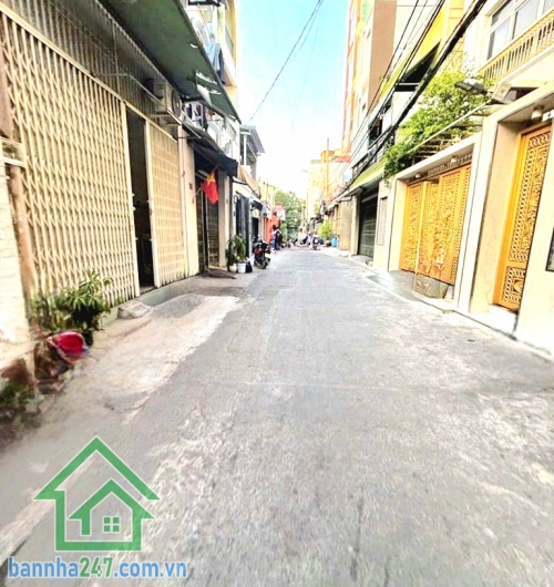 CHỈ 2,35 TỶ – NHÀ NHỎ XINH, VỊ TRÍ ĐẸP NGAY TRUNG TÂM TÂN PHÚ Gần chợ Tân Hương – tiện ích bủa vây, bước chân là tới! Diện tích: 15m² (5,2 x 2,5) Kết cấu: 1 Trệt + 1 Lầu