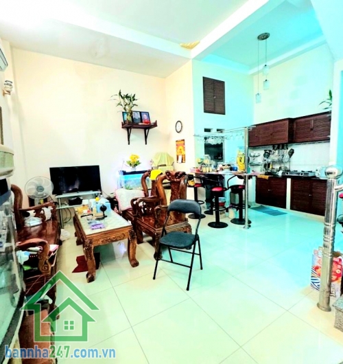 5,5 TỶ (TL) – HÀNG HIẾM TÂN BÌNH – Ô TÔ TỚI CỬA – NỞ HẬU 6M - 2PN - 2WC   Căn nhà nhỏ nhưng “cực có giá trị” – vị trí đẹp, nở hậu tài lộc, vừa ở vừa kinh doanh - Mob 0933144037