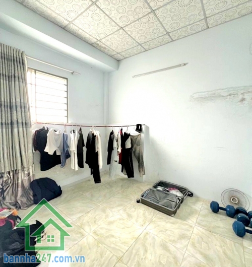 CHỈ 5,2 TỶ – MTKD HẺM 6M - TÂN THẮNG - 3 TẦNG – NGAY AEON TÂN PHÚ – Ở & KD ĐỈNH - 4PN – 3WC Diện tích: 4 x 8m = 32m² Kết cấu: 1 trệt + 2 lầu - 4PN – 3WC - Phòng khách – bếp đầy đủ công năng. Nhà kiên cố – vào ở ngay. Hẻm 6m thông – xe cộ đông đúc