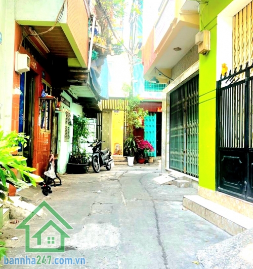 CHỈ 9,6 TỶ TL – HXH THÔNG – TRUNG TÂM QUẬN 11 – DÒNG TIỀN ỔN ĐỊNH - 7 PN 4 WC • Diện tích: 3.7m x 12m • Diện tích sử dụng: ~143m² • Kết cấu: 1 trệt – 3 lầu BTCT • Công năng: 7 PN – 4 WC • Có giếng trời lớn giữa nhà, thoáng sáng tự nhiên • Nhà đang cho thu
