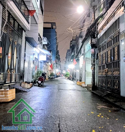 CHỈ 7,1 TỶ – 2 MẶT TIỀN Ô TÔ – 1 TRỤC LÊ VĂN QUỚI – NHÀ 4 TẦNG - 3PN – 3WC Căn nhà hiếm – 2 mặt thoáng – vị trí đẹp, ở sướng, giá cực hợp lý! Kết cấu: 4 tầng (4 tầng (trệt + lửng + 2 lầu). Công năng: 3PN – 3WC. Nhà xây kiên cố, tâm huyết – sơn nhẹ là như 
