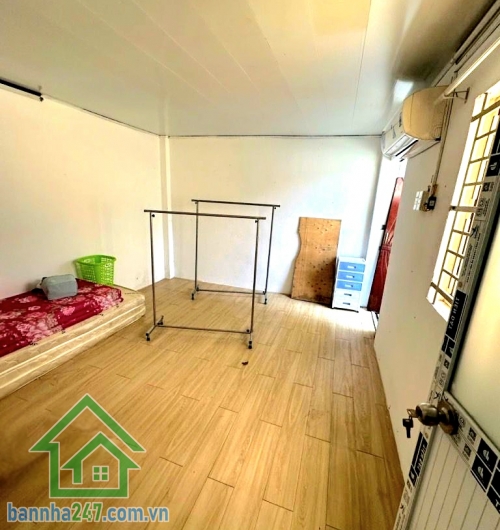 CHỈ 3,9 TỶ – NGAY CHỢ THỊ NGHÈ – GẦN MT PHAN VĂN HÂN - DT: 30M² (3,5x7) - 2 TẦNG - 2PN - 2WC Hẻm 3 gác – vài bước ra mặt tiền. Khu vực sầm uất, nhộn nhịp – hiếm nhà bán. Diện tích: 30m². Kết cấu: 1 trệt 1 lầu