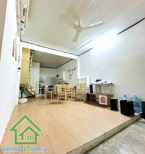 CHỈ 3,9 TỶ – NGAY CHỢ THỊ NGHÈ – GẦN MT PHAN VĂN HÂN - DT: 30M² (3,5x7) - 2 TẦNG - 2PN - 2WC Hẻm 3 gác – vài bước ra mặt tiền. Khu vực sầm uất, nhộn nhịp – hiếm nhà bán. Diện tích: 30m². Kết cấu: 1 trệt 1 lầu