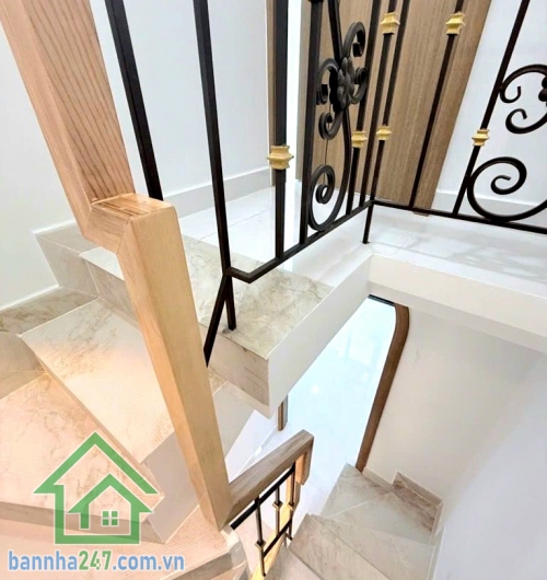 CHỈ 2,35 TỶ - NHÀ LŨY BÁN BÍCH – NHÀ MỚI 3 TẦNG – FULL NỘI THẤT - 2PN - 3WC Nhà mới đẹp, dọn vào ở ngay Vị trí: Lũy Bán Bích, Quận Tân Phú – giáp Quận 11, Quận 6 DTSD: 52m² – 3 tầng kiên cố. Kết cấu: 1 trệt 2 lầu - 2PN rộng rãi – 3WC riêng biệt