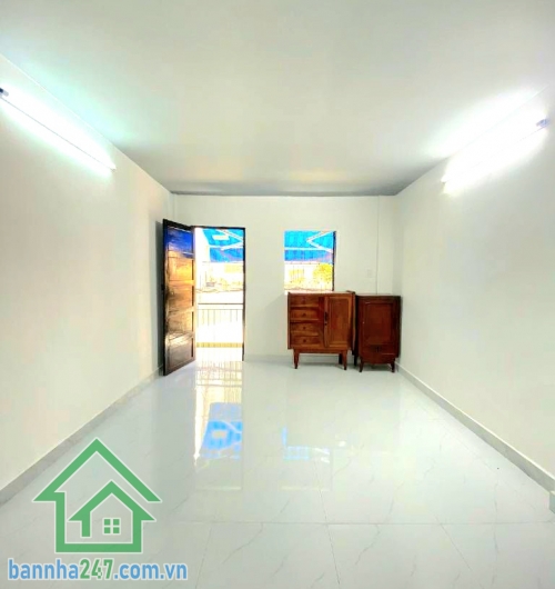 CHỈ 5,25 TỶ – TRẦN PHÚ, Q5 – 3 TẦNG – Ở NGAY – VỊ TRÍ TRUNG TÂM Căn nhà gọn đẹp – vị trí đắc địa – di chuyển cực kỳ thuận tiện! Diện tích: 24m² (3.45 × 7m). Diện tích sử dụng: ~93m². Kết cấu: 1 trệt + 1 lửng + 1 lầu (BTCT kiên cố). Công năng: 2PN – 2WC – 