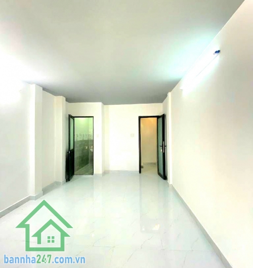 CHỈ 5,25 TỶ – TRẦN PHÚ, Q5 – 3 TẦNG – Ở NGAY – VỊ TRÍ TRUNG TÂM Căn nhà gọn đẹp – vị trí đắc địa – di chuyển cực kỳ thuận tiện! Diện tích: 24m² (3.45 × 7m). Diện tích sử dụng: ~93m². Kết cấu: 1 trệt + 1 lửng + 1 lầu (BTCT kiên cố). Công năng: 2PN – 2WC – 