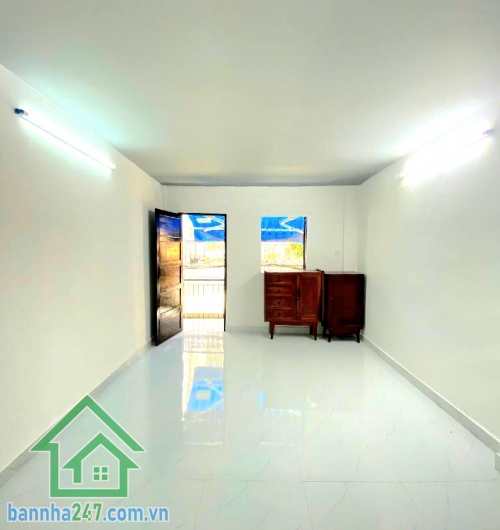 CHỈ 5,25 TỶ – TRẦN PHÚ, Q5 – 3 TẦNG – Ở NGAY – VỊ TRÍ TRUNG TÂM Căn nhà gọn đẹp – vị trí đắc địa – di chuyển cực kỳ thuận tiện! Diện tích: 24m² (3.45 × 7m). Diện tích sử dụng: ~93m². Kết cấu: 1 trệt + 1 lửng + 1 lầu (BTCT kiên cố). Công năng: 2PN – 2WC – 