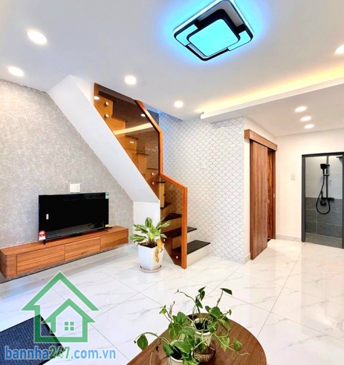 CHỈ 5,2 TỶ – PHỐ ẨM THỰC PHAN XÍCH LONG – PHÚ NHUẬN - FULL NỘI THẤT – 2 TẦNG – 3PN – SỔ A4 HOÀN CÔNG. Vị trí siêu đỉnh: Ngay phố ẩm thực Phan Xích Long – Vạn Kiếp - Giáp Phan Đăng Lưu, chỉ 5 phút sang Q1 – 10 phút ra sân bay. Xung quanh tiện ích đầy đủ, t