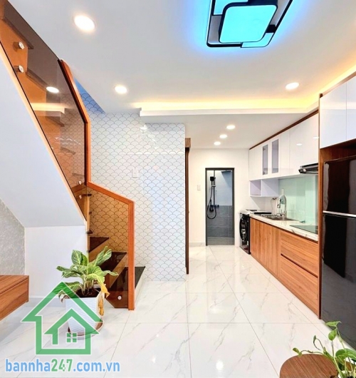 CHỈ 5,2 TỶ – PHỐ ẨM THỰC PHAN XÍCH LONG – PHÚ NHUẬN - FULL NỘI THẤT – 2 TẦNG – 3PN – SỔ A4 HOÀN CÔNG. Vị trí siêu đỉnh: Ngay phố ẩm thực Phan Xích Long – Vạn Kiếp - Giáp Phan Đăng Lưu, chỉ 5 phút sang Q1 – 10 phút ra sân bay. Xung quanh tiện ích đầy đủ, t